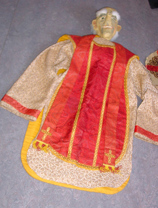 paus7:poppentheater-peterselie.JPG